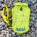 Kirkkaan keltainen ultra dazzle drybag vedenpitävä kuivasäkki sinivihreällä geometrisellä kuvioinnilla ja mustalla yläkääntökiinnityksellä