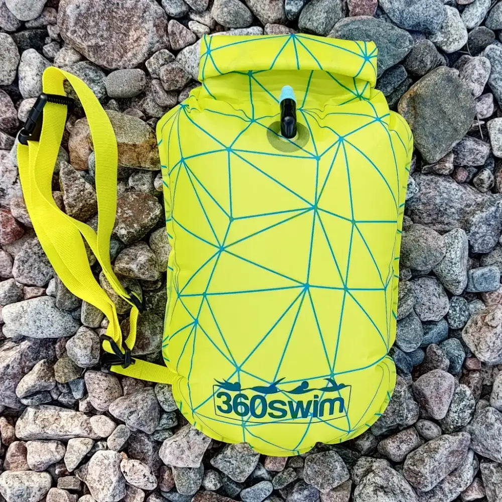 Kirkkaan keltainen ultra dazzle drybag vedenpitävä kuivasäkki sinivihreällä geometrisellä kuvioinnilla ja mustalla yläkääntökiinnityksellä