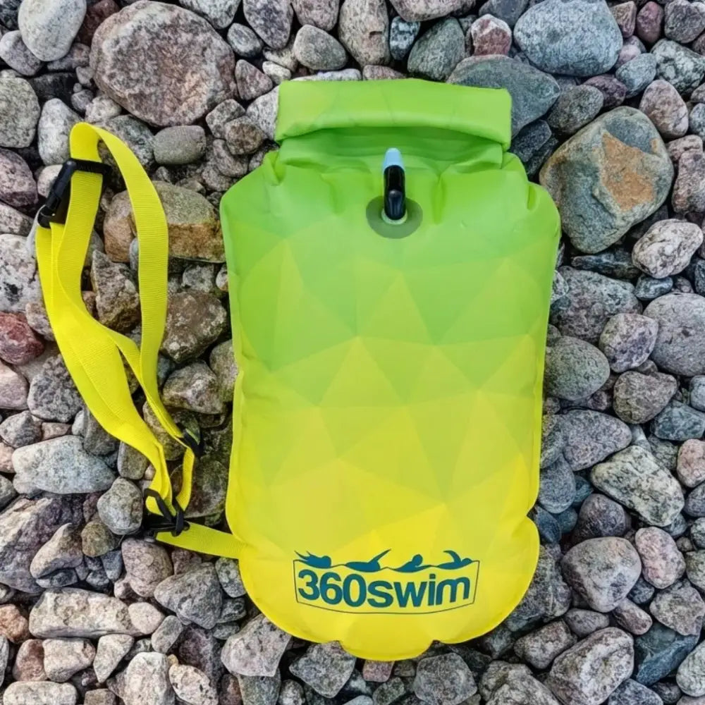 Ultra dazzle drybagin kirkkaat limenvihreä ja keltainen 360swim vedenpitävä kuivapussi mustalla sulkumekanismilla ja olkahihnalla