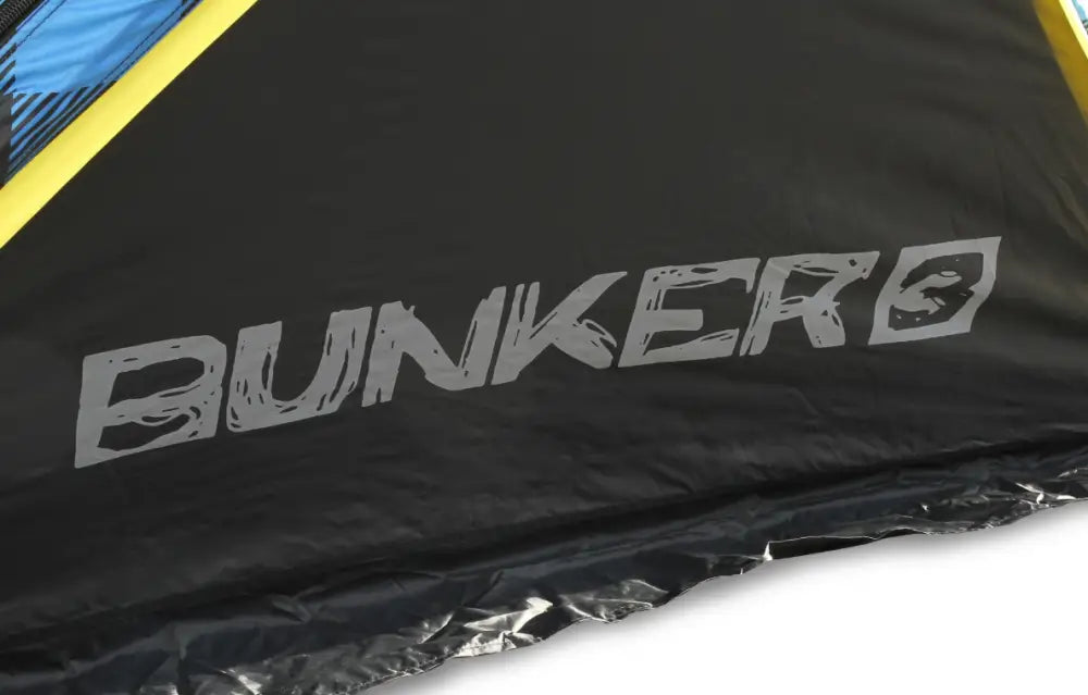 Black bunkers trampoliinin suojus jossa harmaa teksturoidulla logolla väinö bunker 3 glacier edition pilkkiteltta