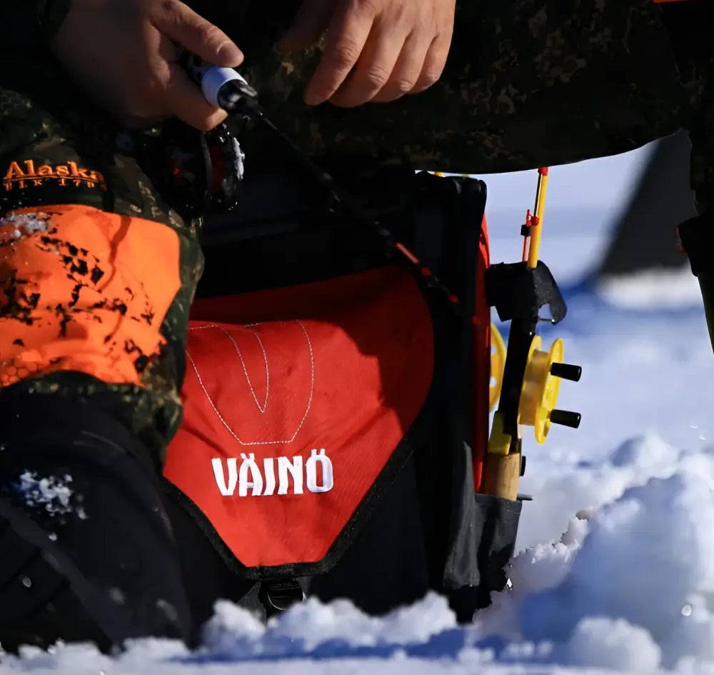 Punainen ja musta väinö kalajärvi 35 pilkkipönttöreppu oransseilla yksityiskohdilla jääkalastustarvikkeisiin