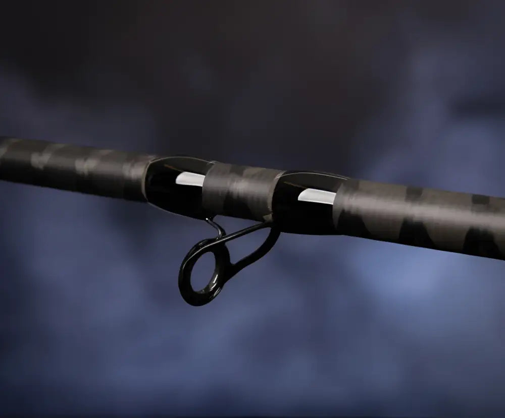 Vertic Gravity SL hyrräkelavapa 208cm by Saku Laaksonen musta hiilikuitukalastuskela teksturoidulla pinnalla ja metallikierroksella
