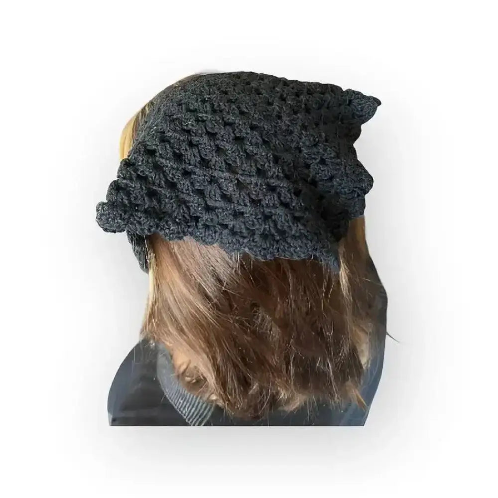 Musta virkattu hellehuivi-beanie teksturoidulla kuviolla ja korvamaisilla lapuilla