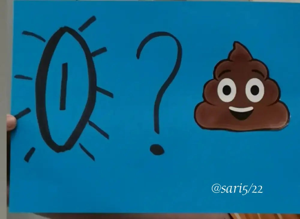 Sininen pahvikyltti jossa vmp by sari kahvikuppi sisältää mustalla ääriviivalla valopallo-ikonin ja ruskea googly-eyed-kakkaemoji