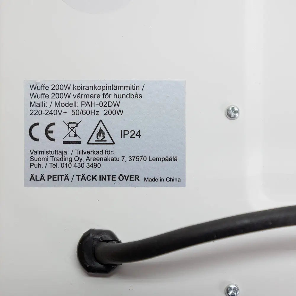 Valkoinen wuffe pah-02dw 200w koirankopinlämmitin mustalla virtajohdolla ja metallisilla ruuveilla, taustapuoli näkyvissä